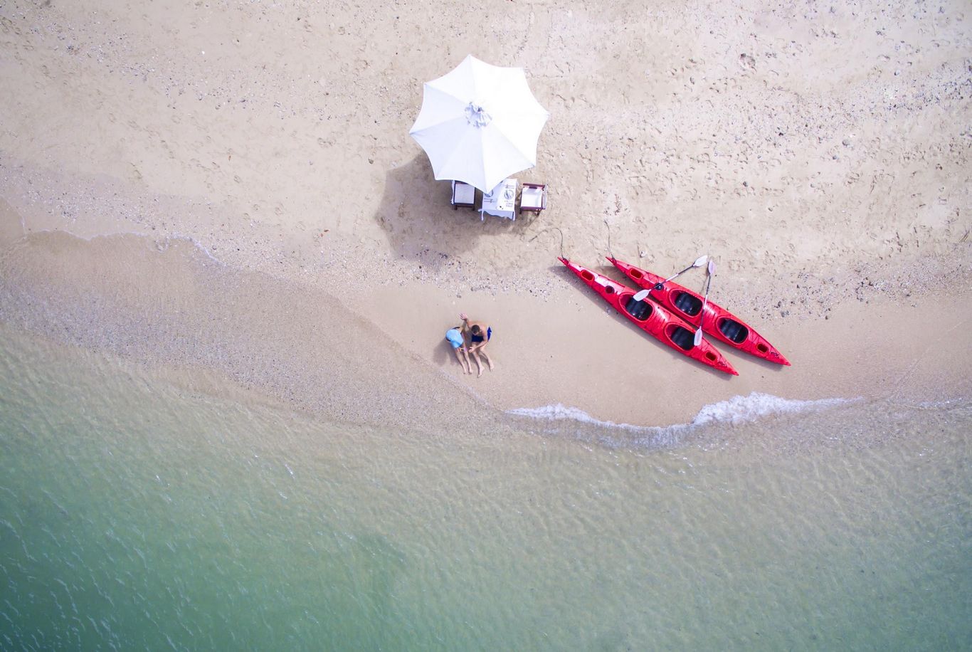 The beach on Bai Tu Long Bay 