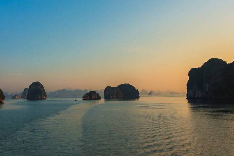 halong bay cruise junk boat