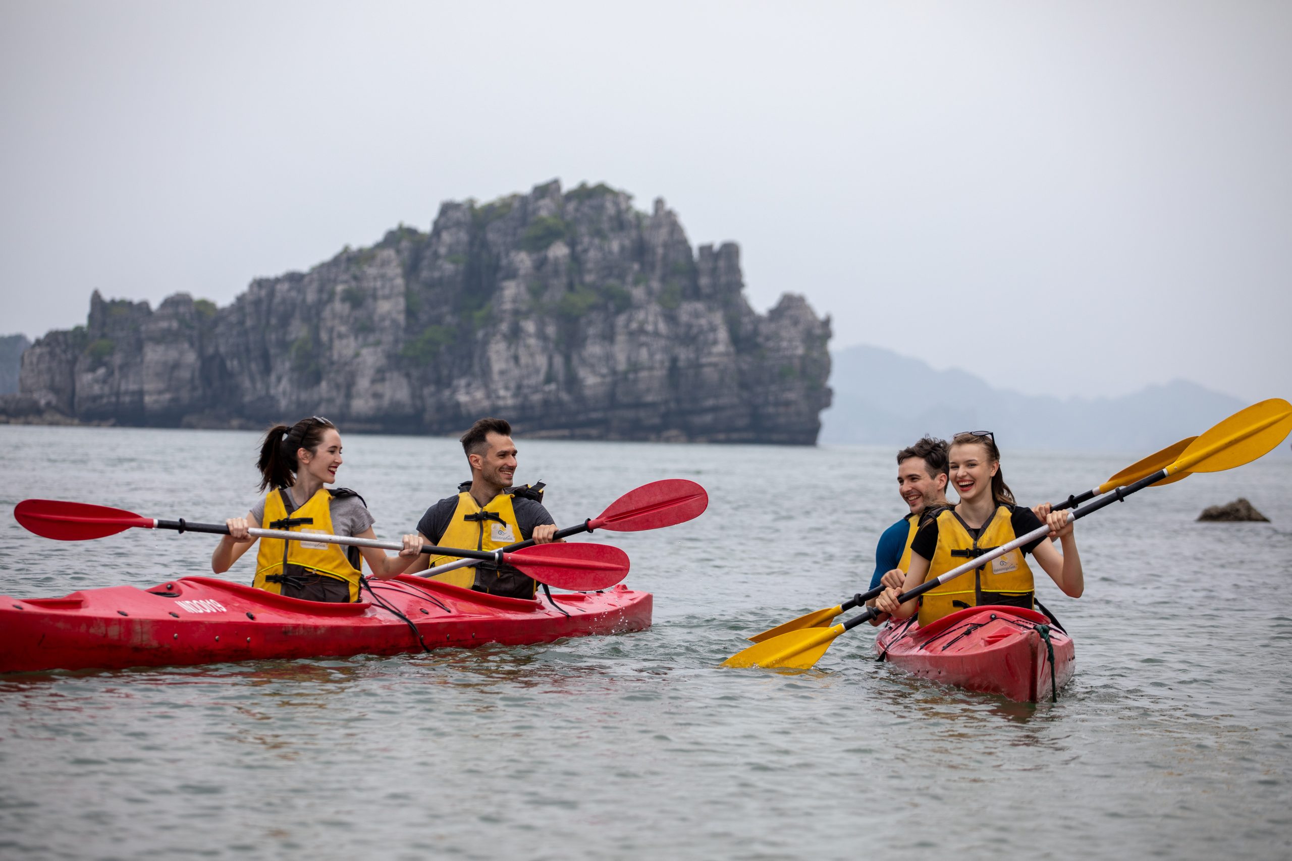 Un petit groupe de voyageurs explorant la baie d'Halong en kayak.