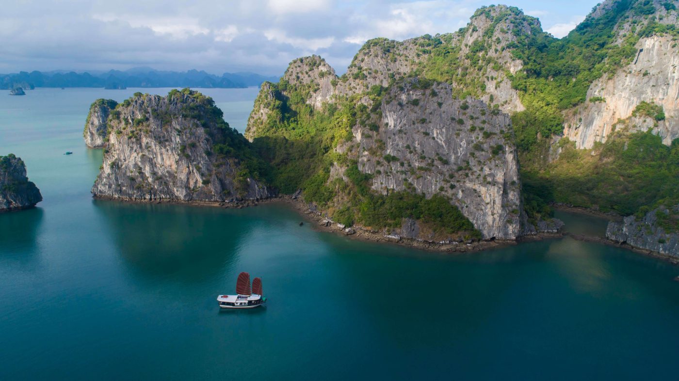 L'amour Junk on Bai Tu Long Bay cruise 