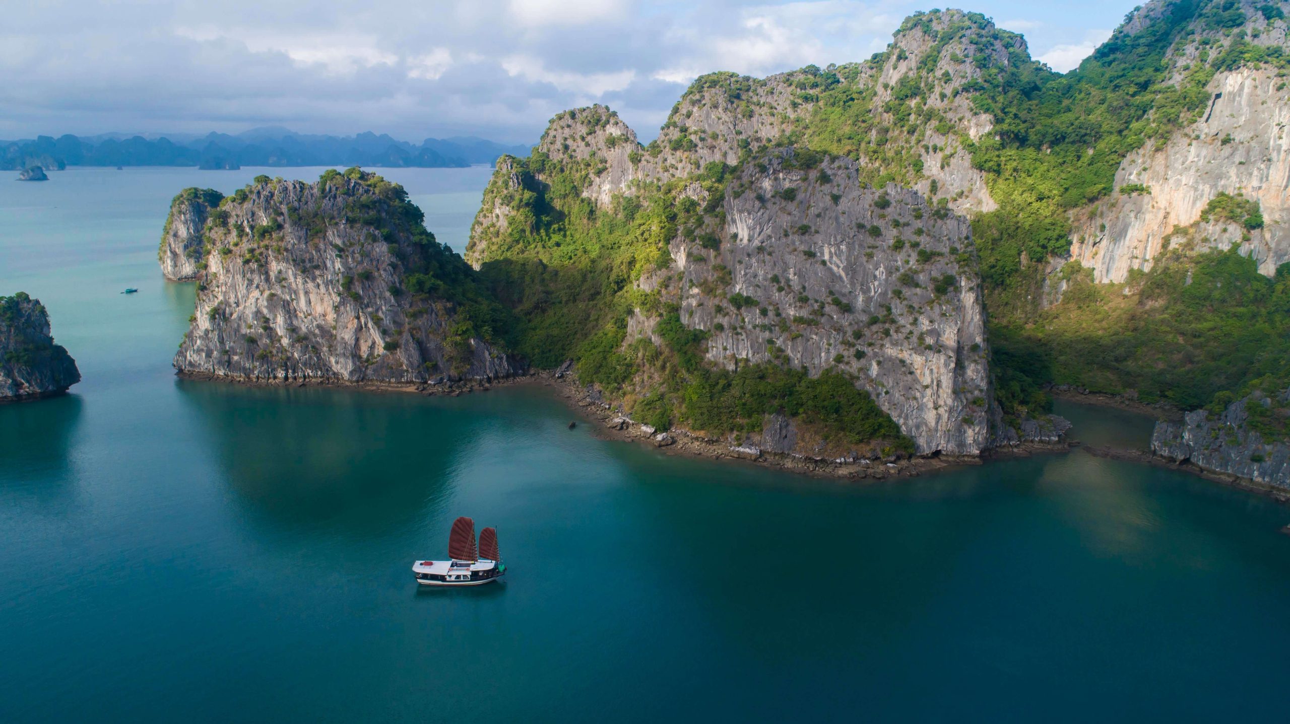 L'amour Junk on Bai Tu Long Bay cruise