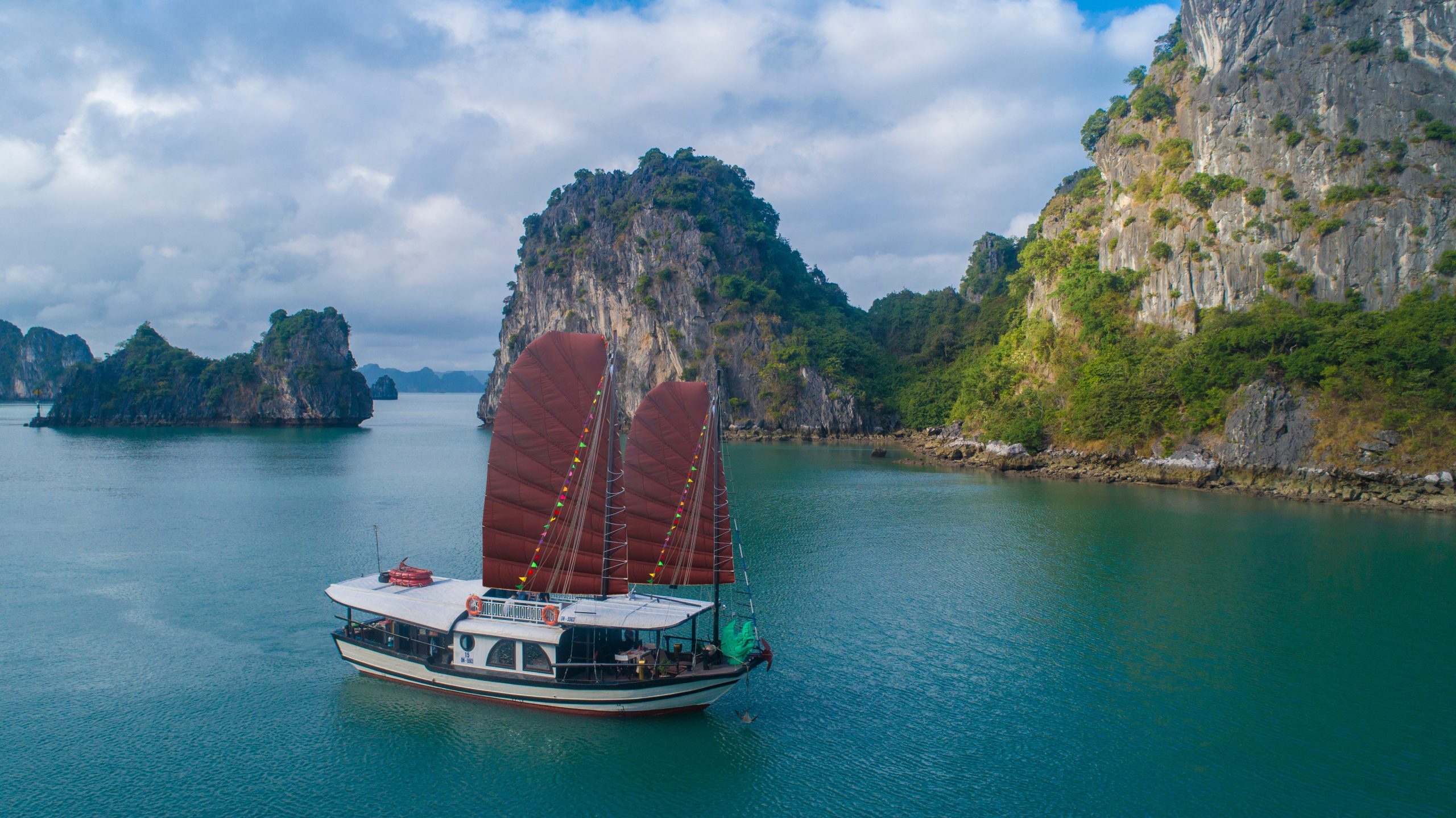 L'Amour boutique junk on Halong Bay 