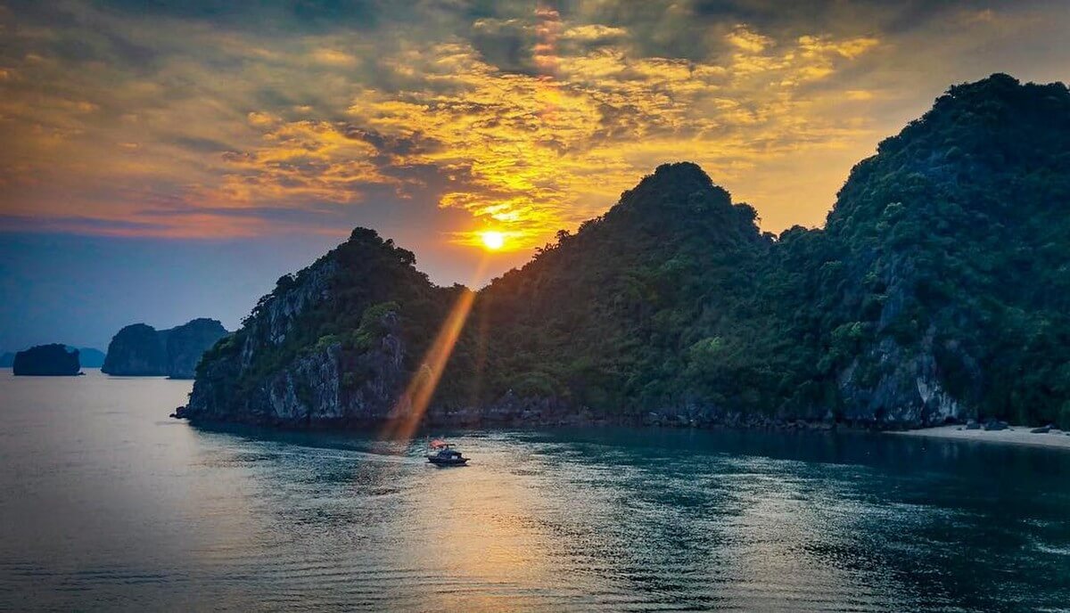 Le coucher de soleil sur la baie de Bai Tu Long, dans la baie d'Halong.