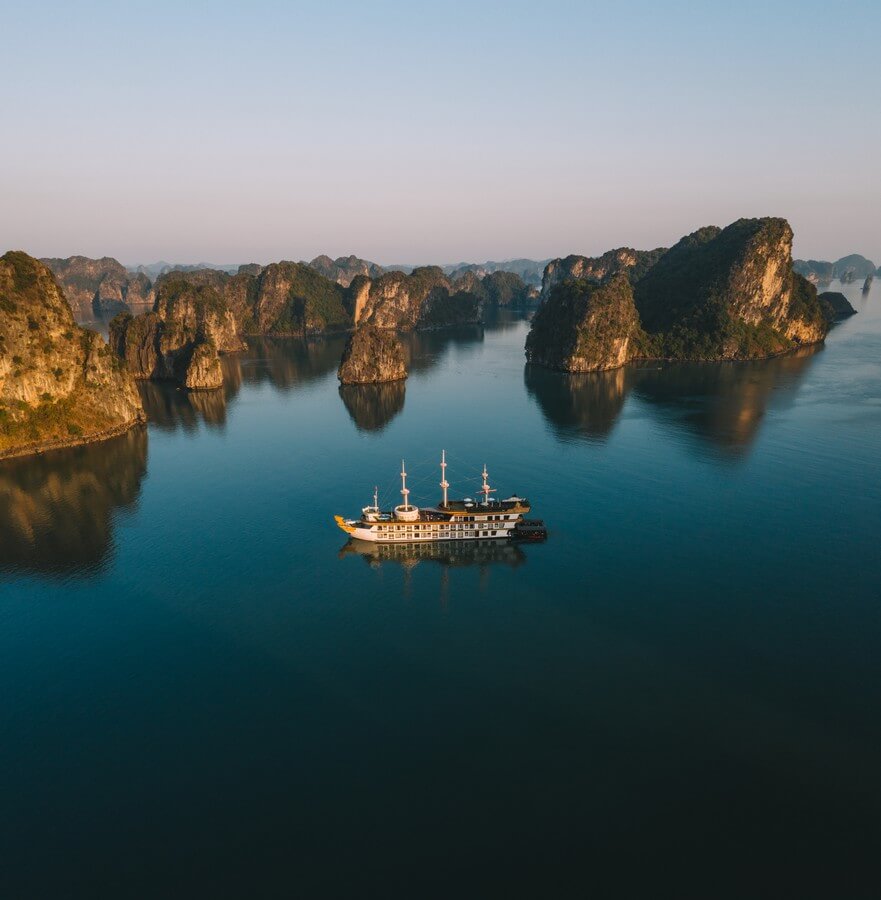 Dragon Legend luxury cruise on Bai Tu Long Bay 