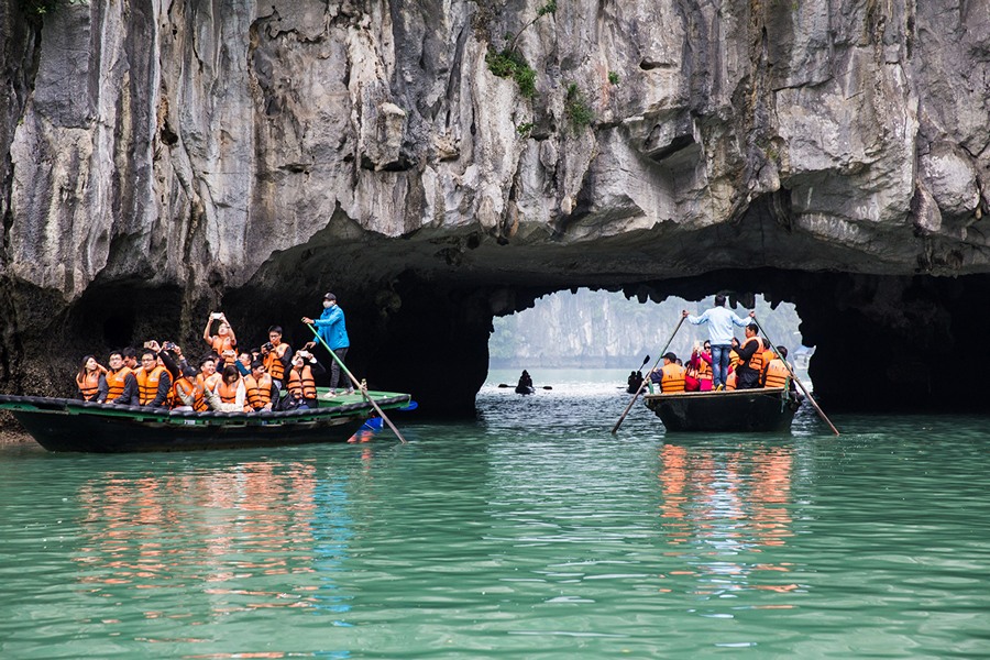 Barque en bambou jusqu'à la grotte Bright