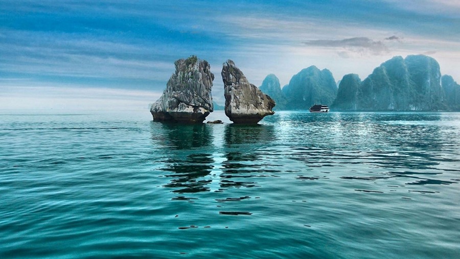 Les îlots Fighting Cocks dans la baie d'Halong