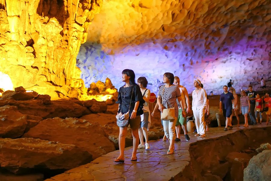 La grotte de Sung Sot dans la baie d'Halong