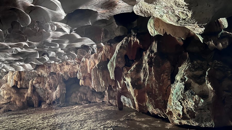 Thay cave in Bai Tu Long Bay